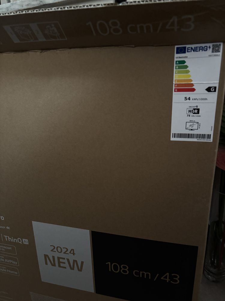 TV LG UHD AI thinq 108cm c/ ecrã partido
