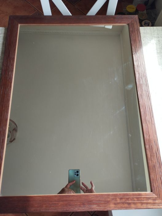 Lustro w drewnianej ramie