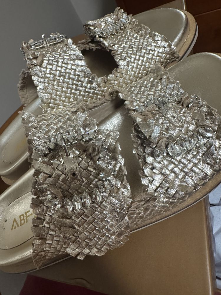 Sandalias douradas