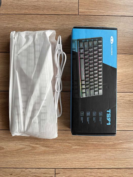 Nowa Biała Klawiatura Gamingowa z Podświetleniem RGB dla graczy!