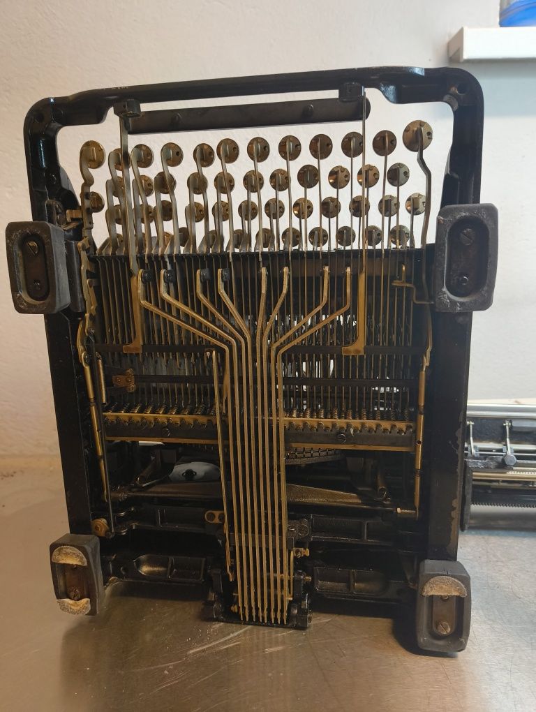 Maszyna do pisania Olivetti 40
