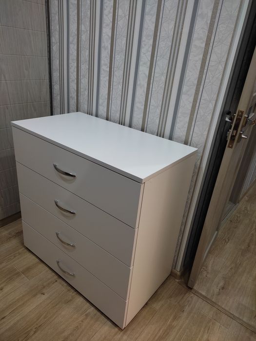 Комод білого кольору