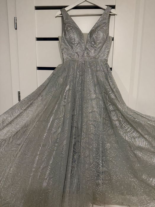 Sukienka Evita Lilith S srebrna z brokatem