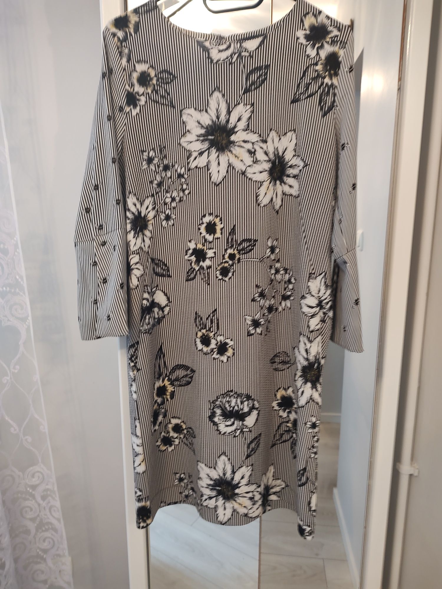 Sukienka w kwiaty z długim eleganckim rękawem