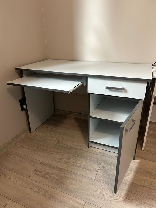 Duże białe biurko