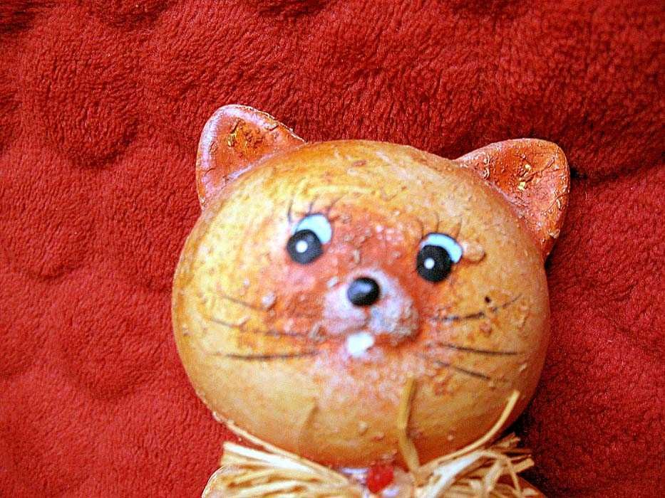 Kot - rudy kotek z kokardą - figurka ceramika - 10 x 6 x 6 cm