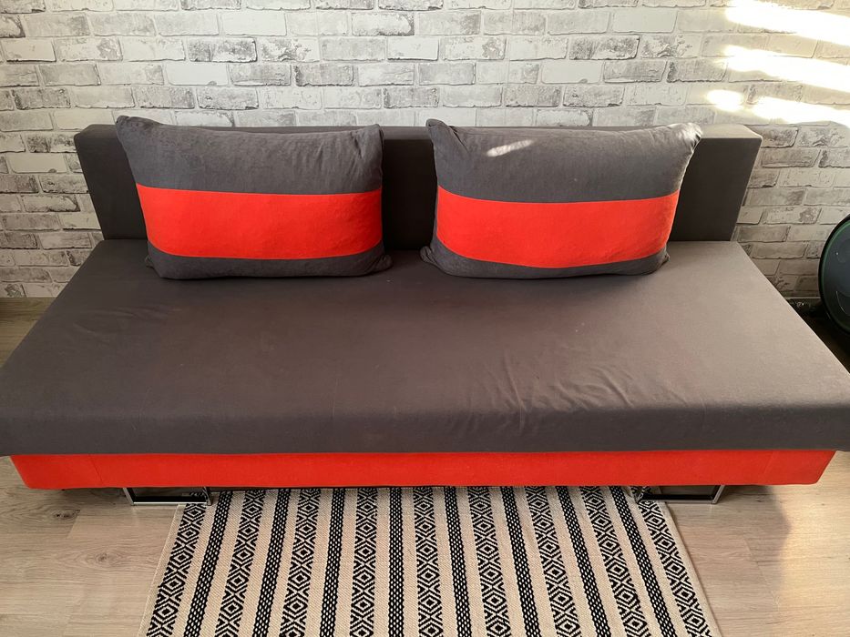 Kanapa rozkładana z pojemnikiem na pościel