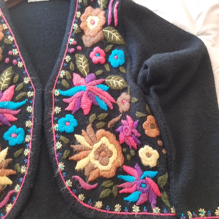 Venda de bolero todo em lazinha e bordado a mão