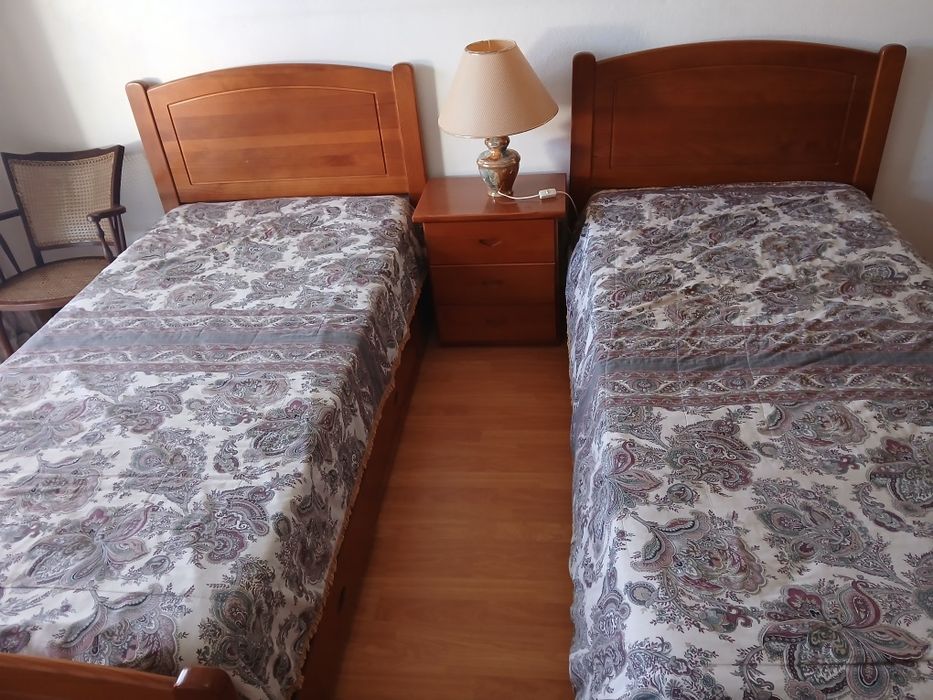 Duas camas de madeira