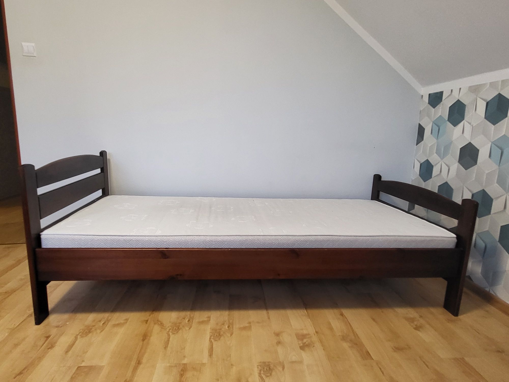 Łóżko drewniane jednoosobowe