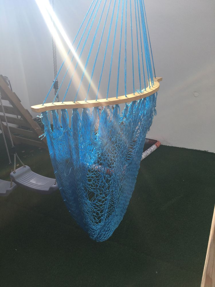 Cadeira de rede azul de baloiço