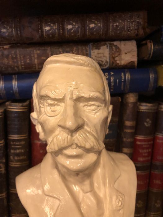 Busto de Eça de Queiroz