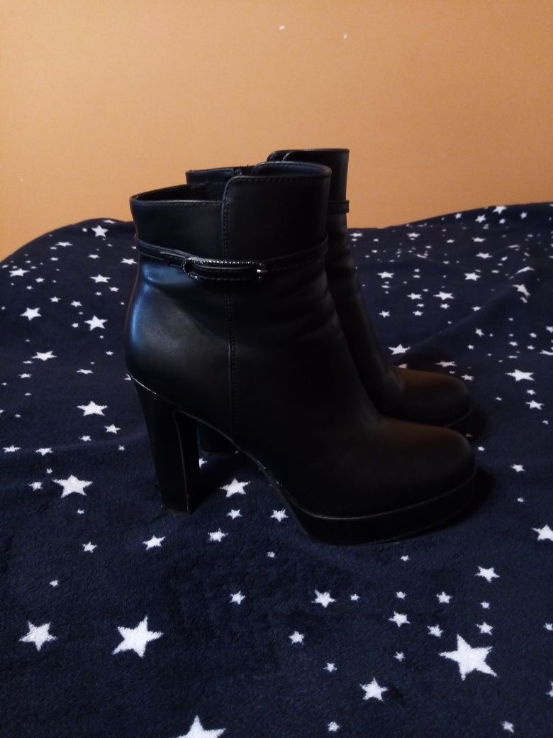 Buty na słupku czarne