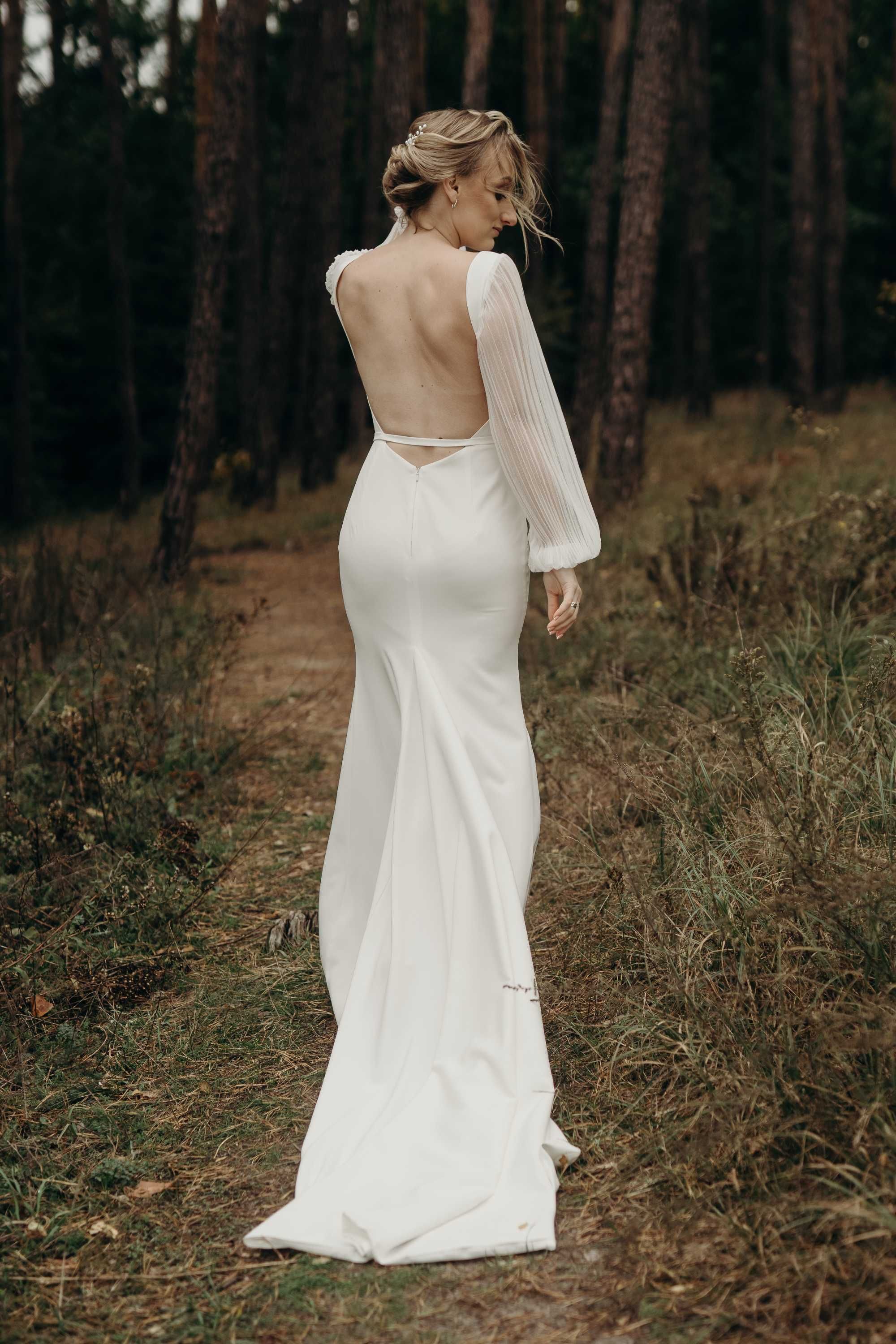 Весільна сукня зі шлейфом і відкритою спиною Madeira Iris
