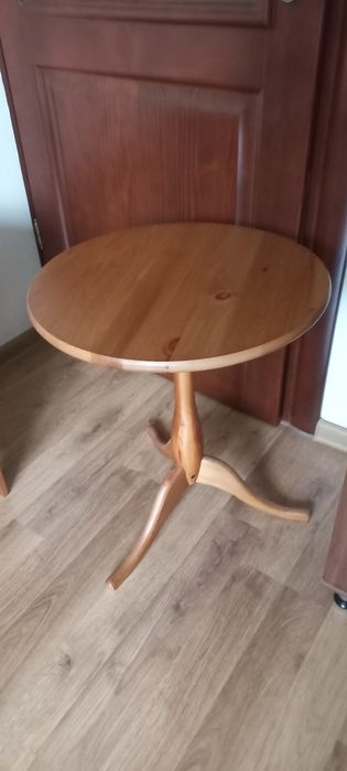 Półka stojąca oraz stolik okrągły Ikea