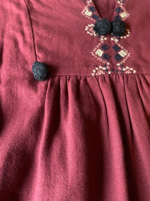 Vestido ZARA bordeuax com bordado