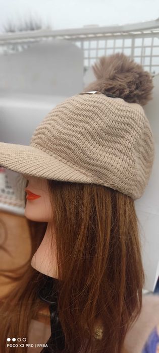 Czapka damska z daszkiem i pomponem na polarze beżowa