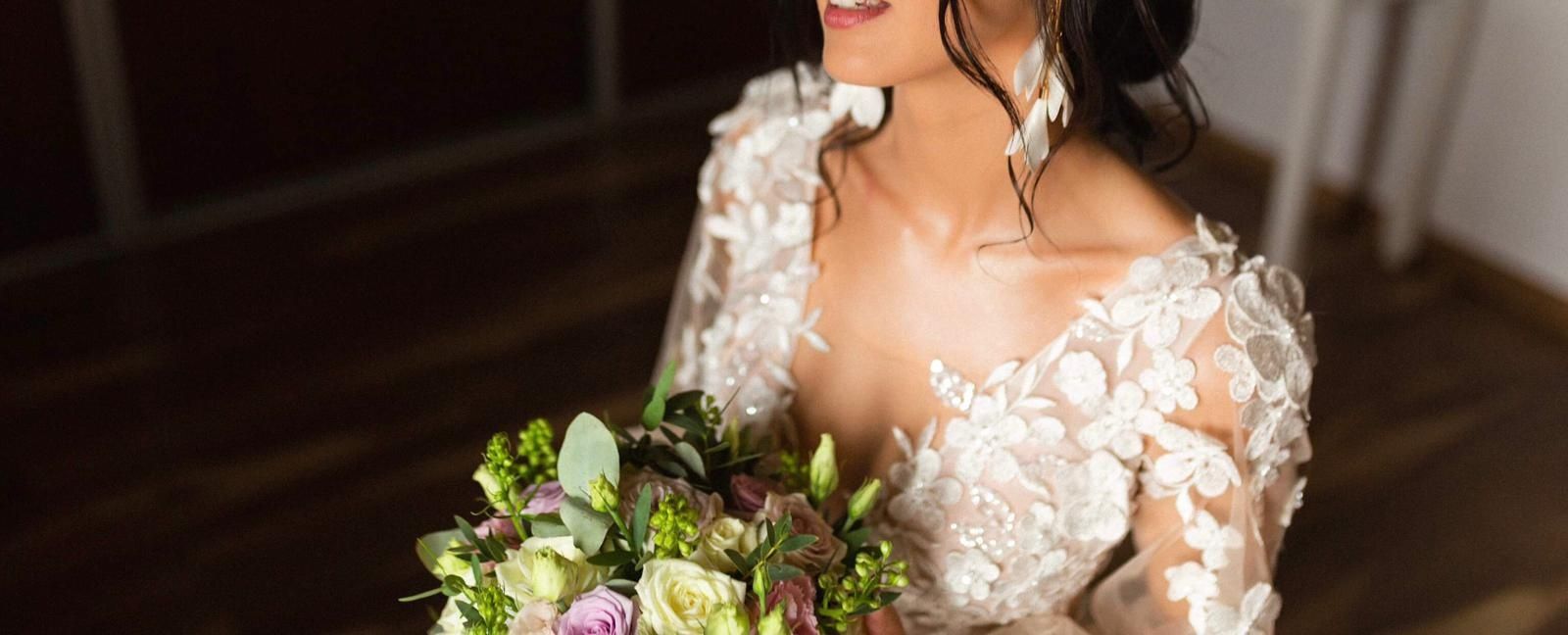 Suknia ślubna ecru z pięknymi kwiatowymi rękawami