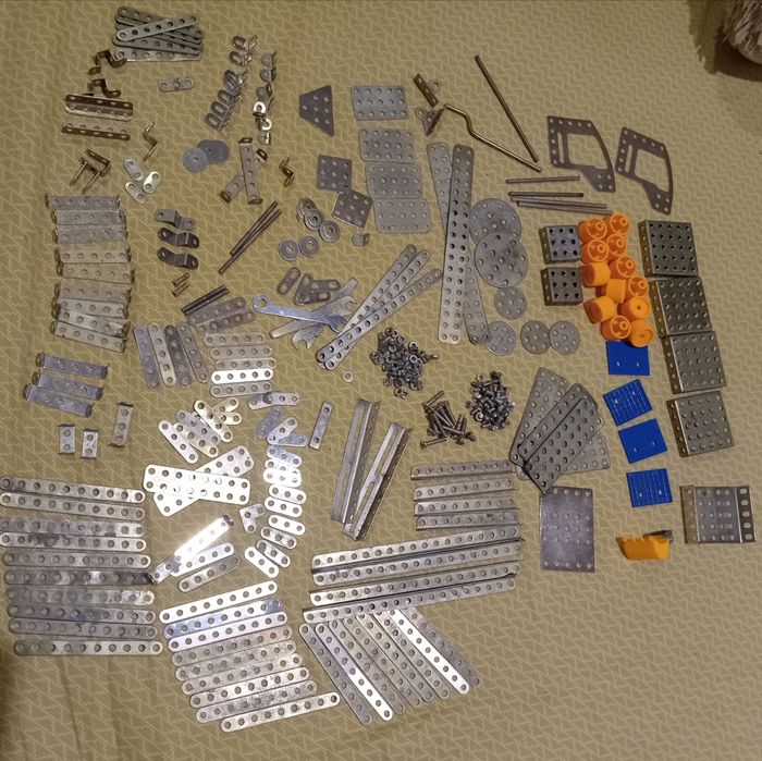 Металлический конструктор 207 деталей+винтики и гайки