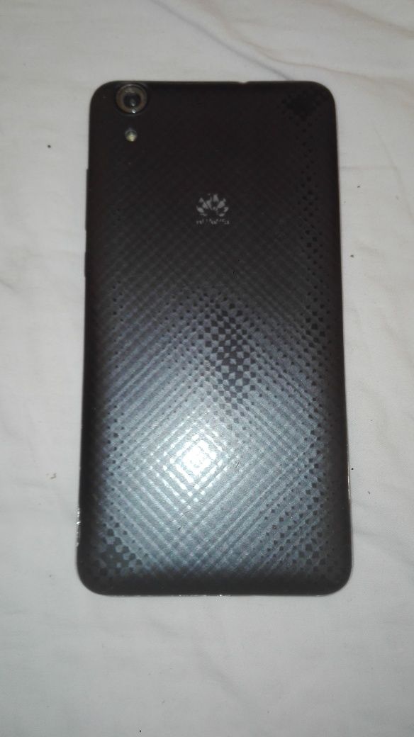 Smatrfon Huawei Y6 II , uruchamia się na logo.