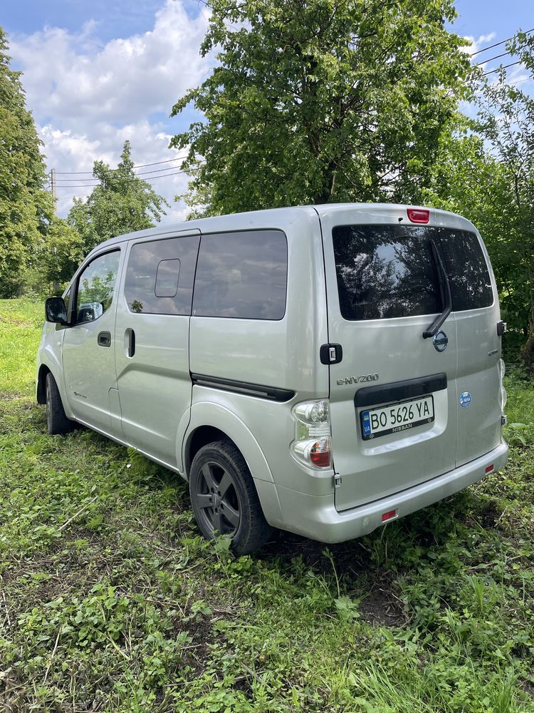 Nissan E-NV200.