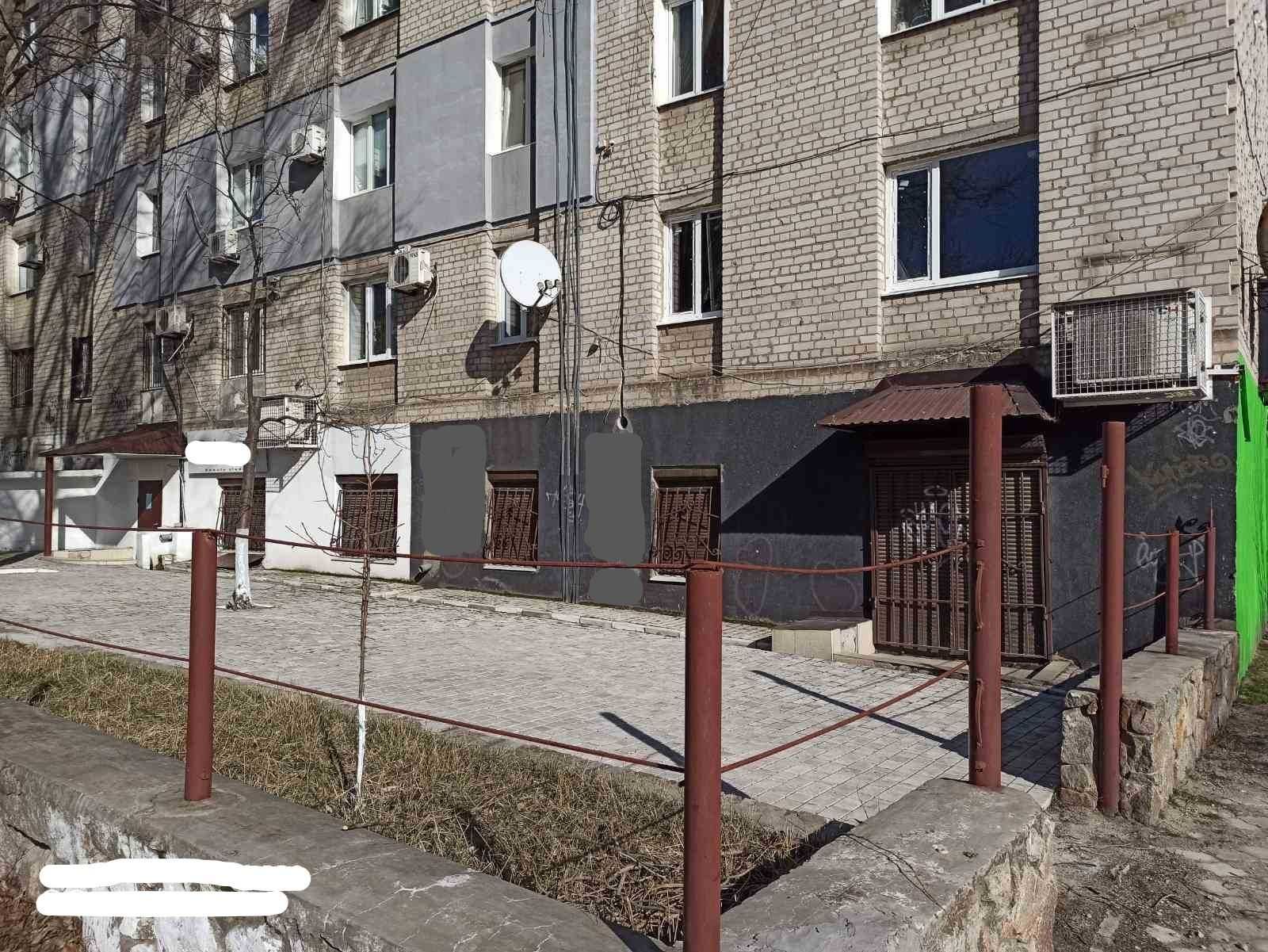 Продам Нежитлове Приміщення вбуд. в житл. буд. 240кв м, або частинами.