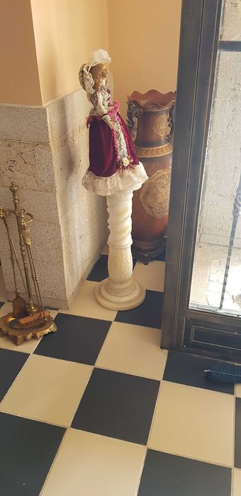 Pilar decorativo e boneca porcelana