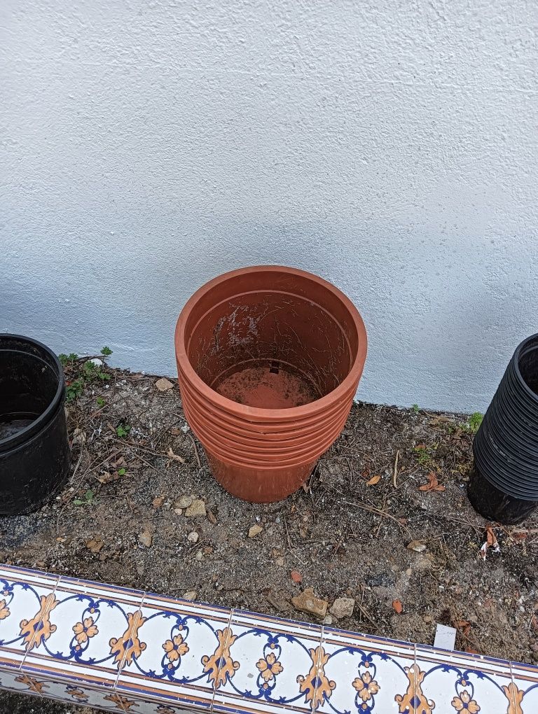 35 vasos de varias medidas e cores