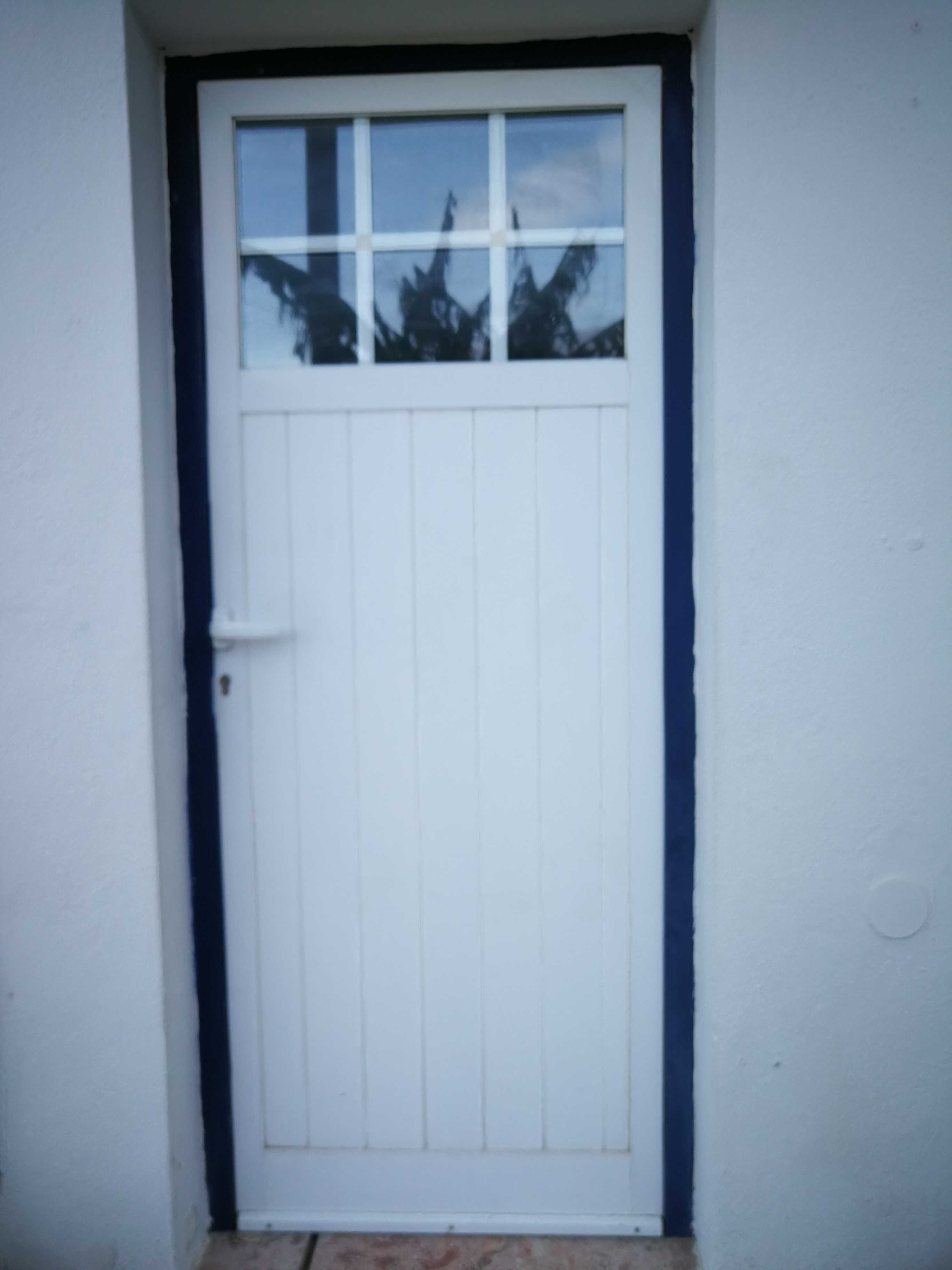 Vendo Janelas e porta provenientes de remodelação