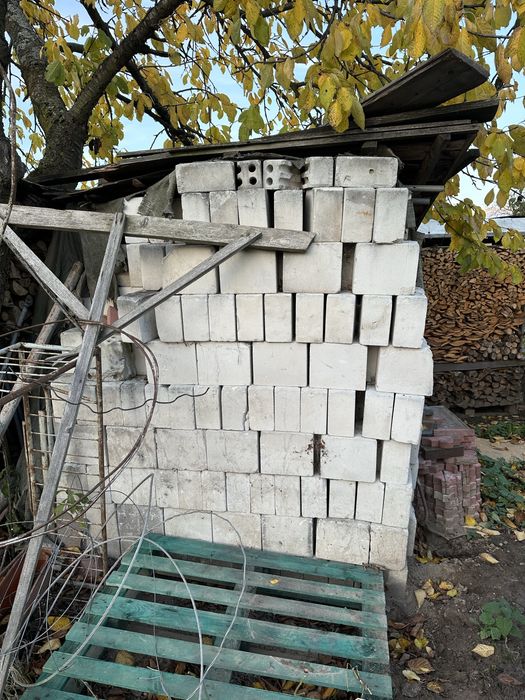 Biała cegła dziurawka