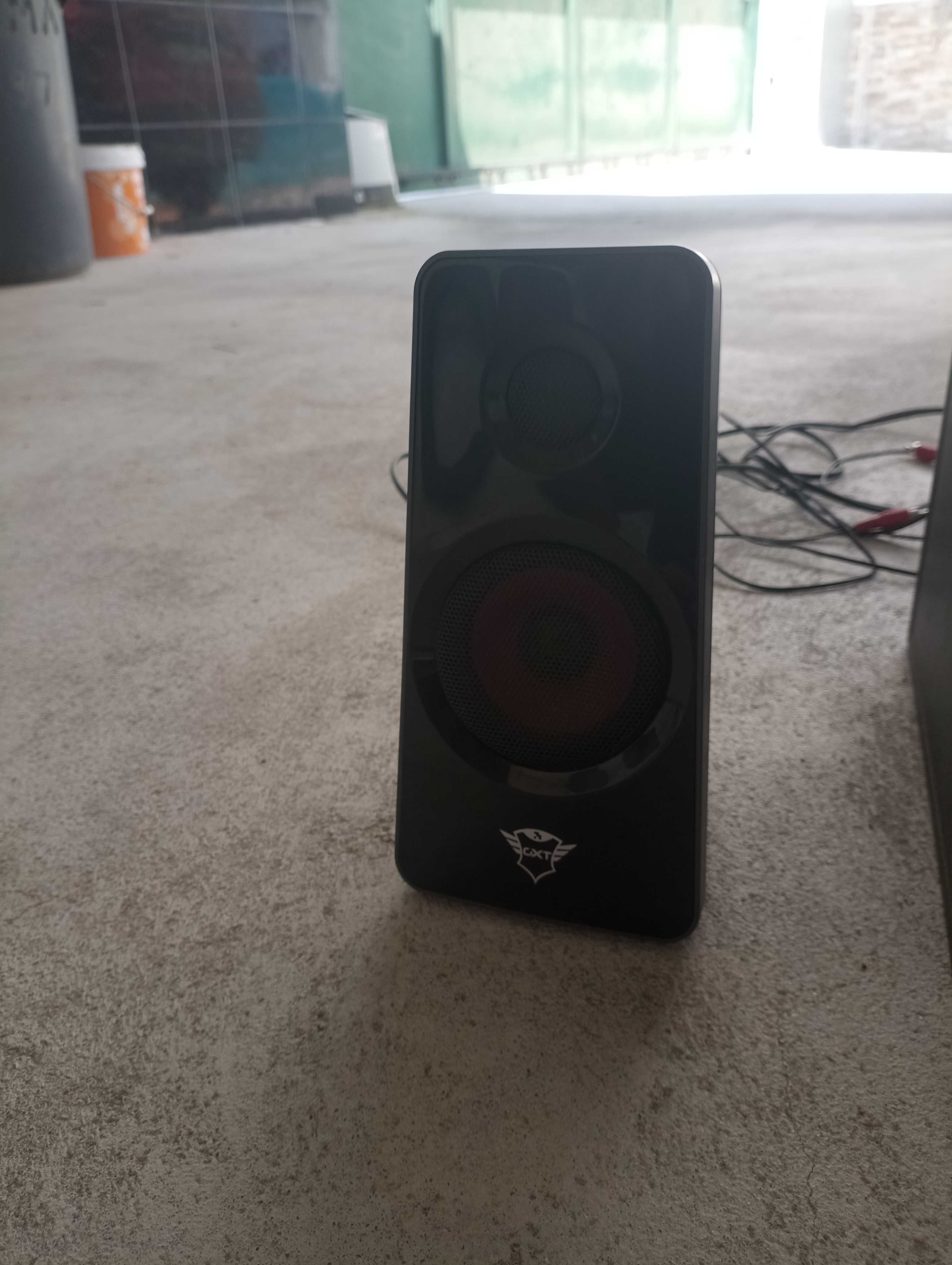 Conjunto de colunas e subwoofer 2.1 com controlador de volume manual