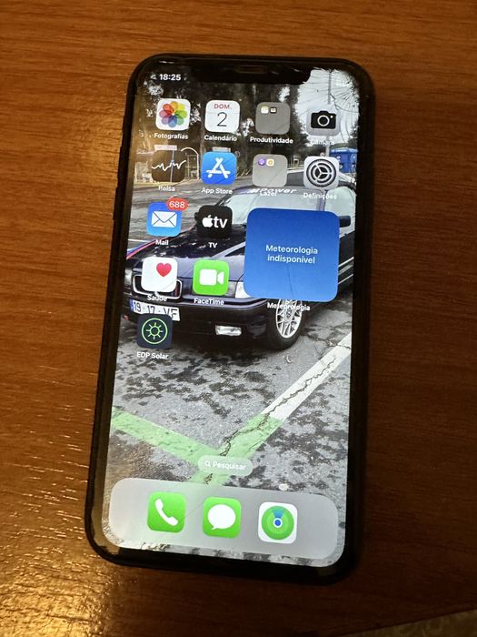 iPhone 11 encontra-se em bom estado mas tem o visor está lado