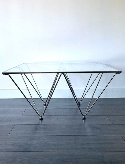 Mesa de centro vintage cromada com vidro. Vintage coffee table