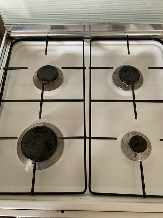 Fogao a gaz , com forno.