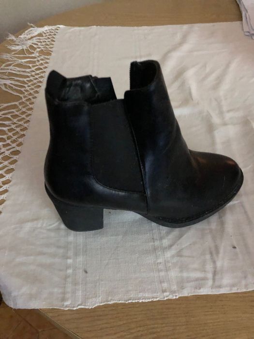 Par de botins cor preta, com pouco uso