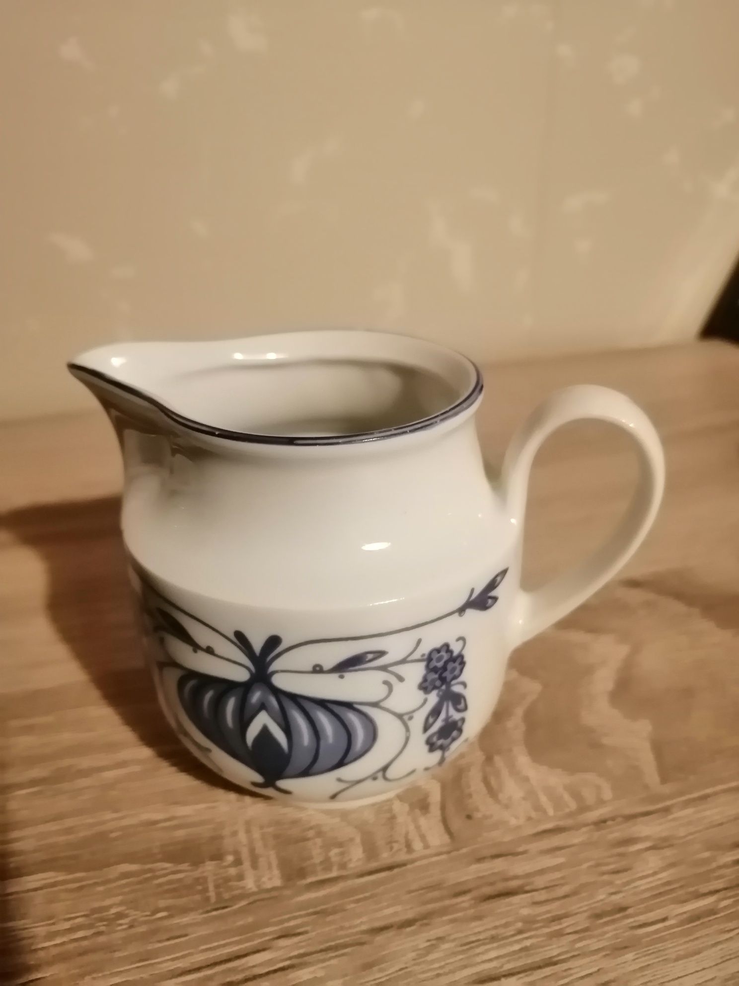 LETTIN - malutki dzbanuszek z DDR owskiej porcelany na śmietankę lub m