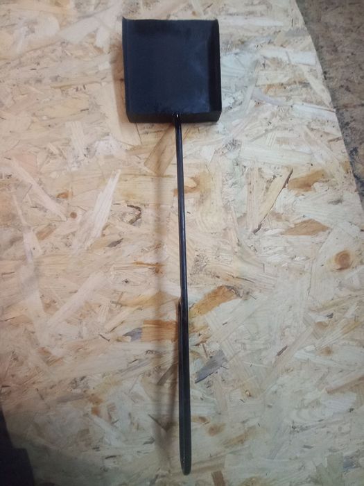 Кочерга и совок.