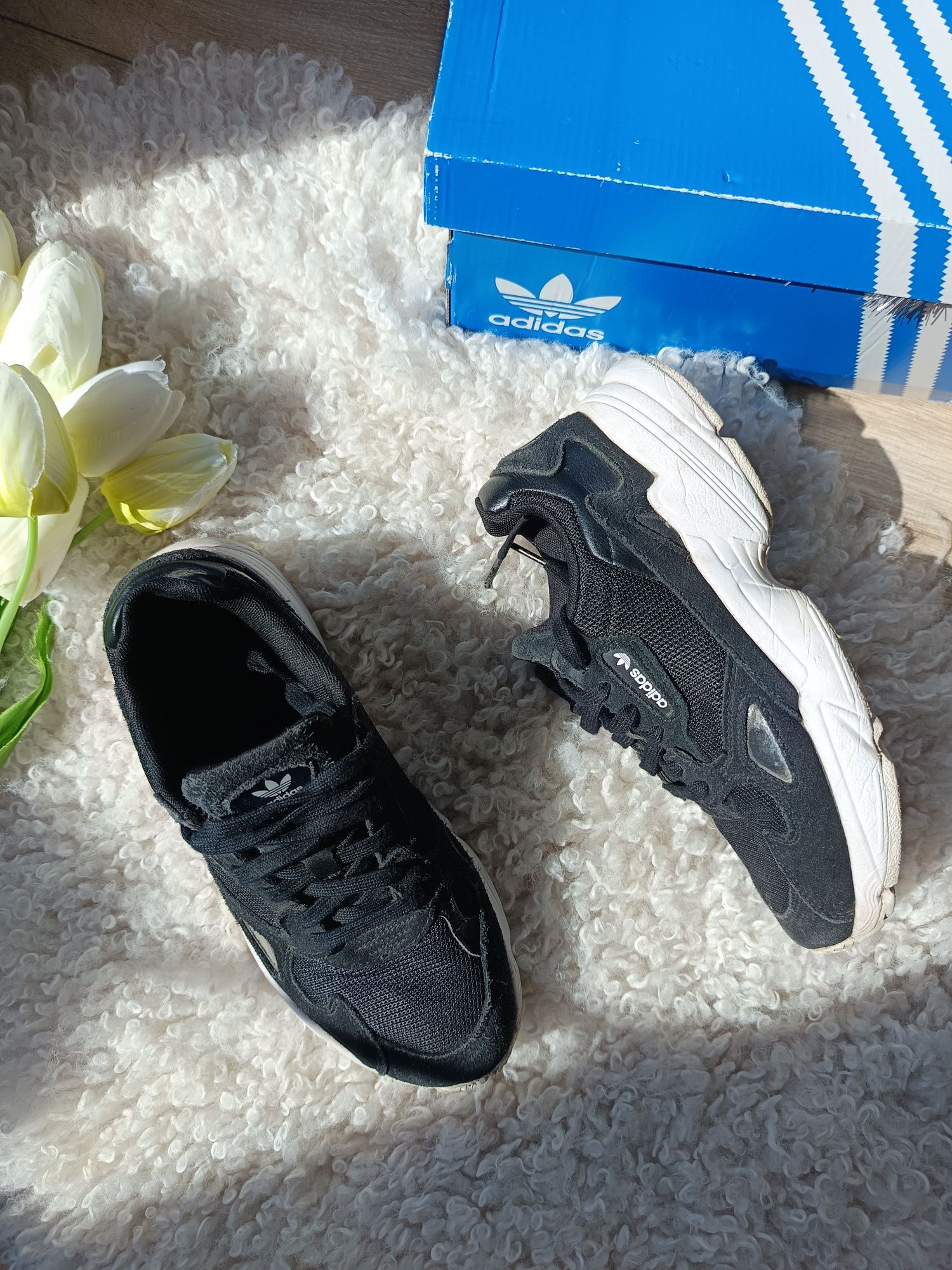 czarne buty sportowe adidas  falcon V damskie na podwyższeniu