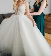 Suknia ślubna w stylu glamour z podpinanym trenem