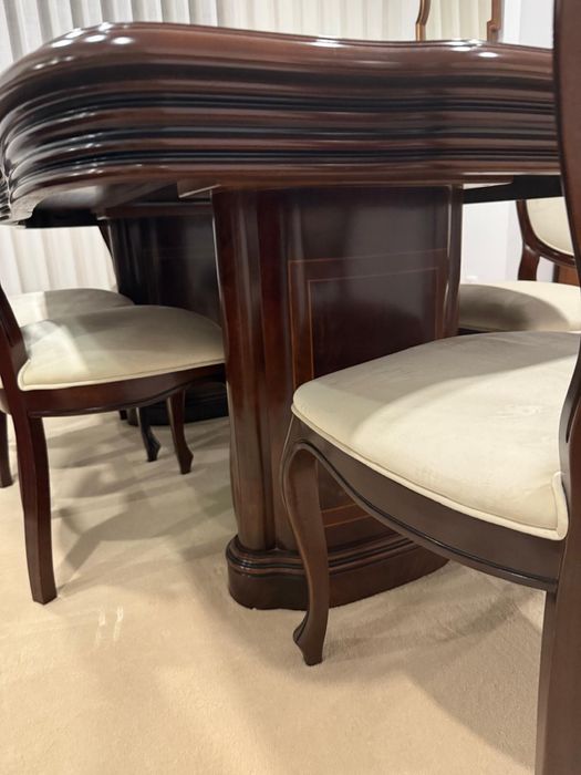 Mesa e cadeiras em veludo