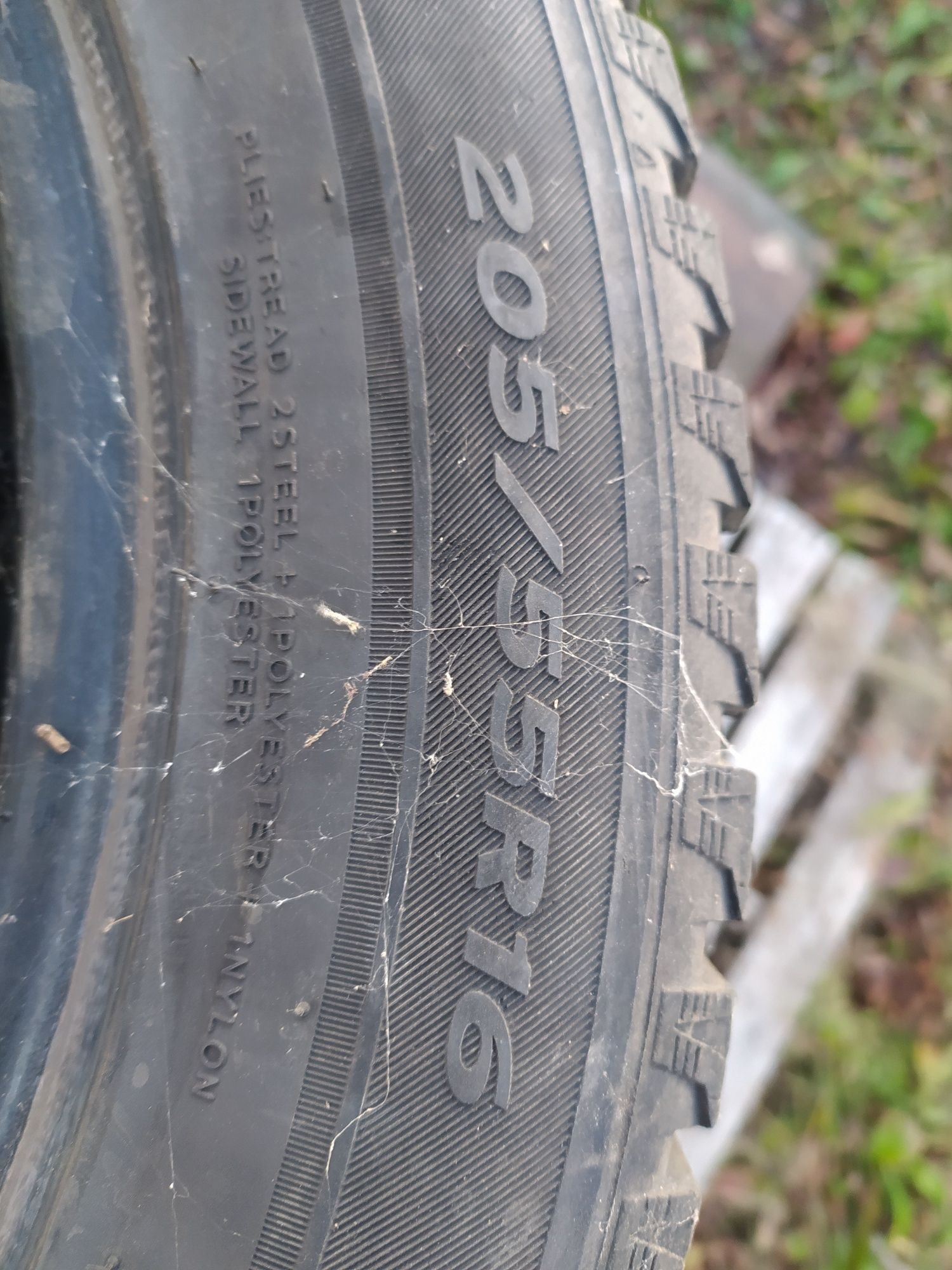 Продам 2 шины зима Laufenn 205/55 R16