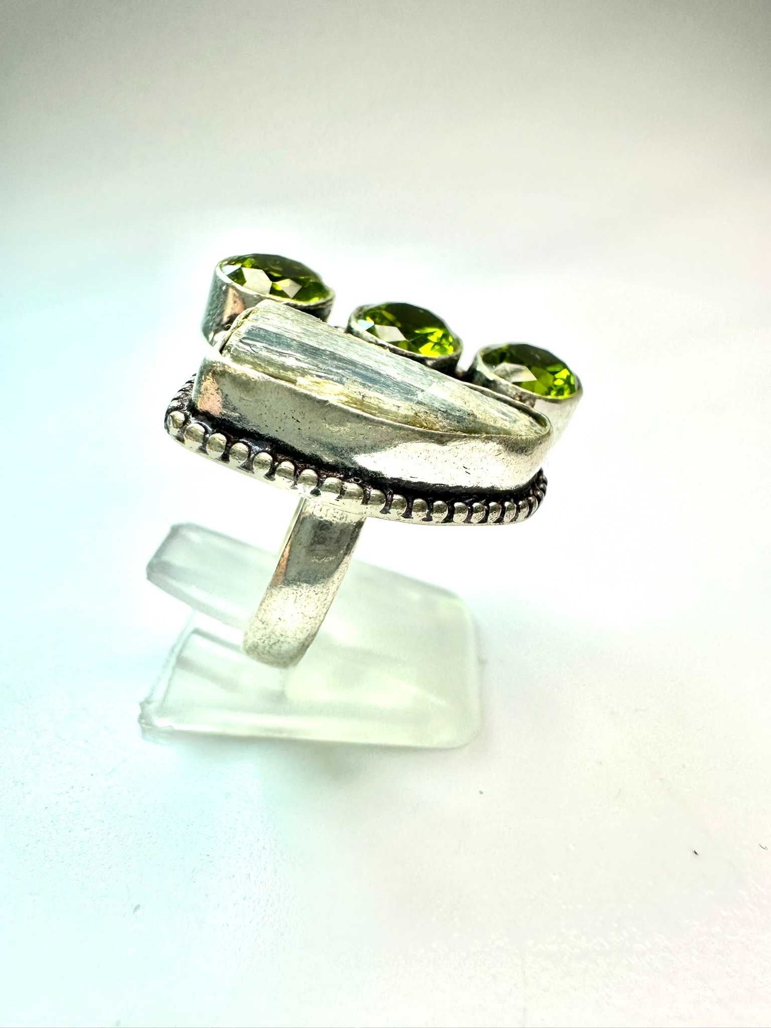 Pierścionek z kamieniami naturalnymi , 
 kyanit, peridot. Próba 925