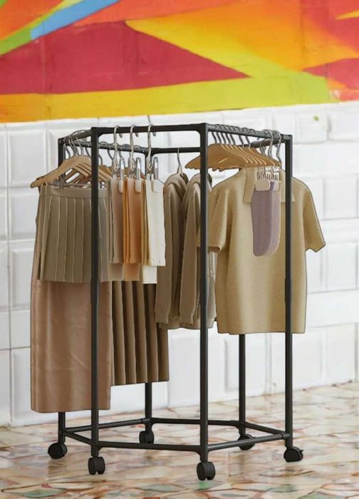 Підлогова вішалка для одягу на колесах поворотна