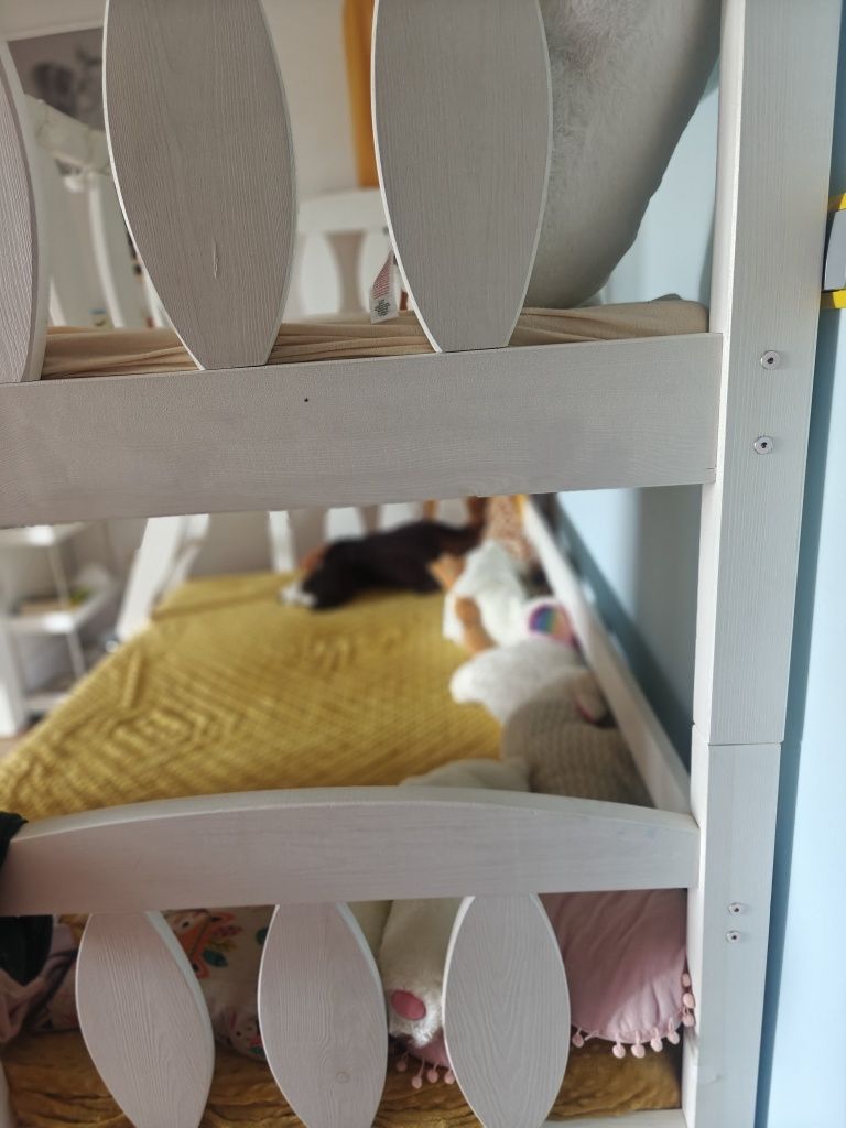 Łóżko piętrowe że zjeżdżalnia i szufladami
