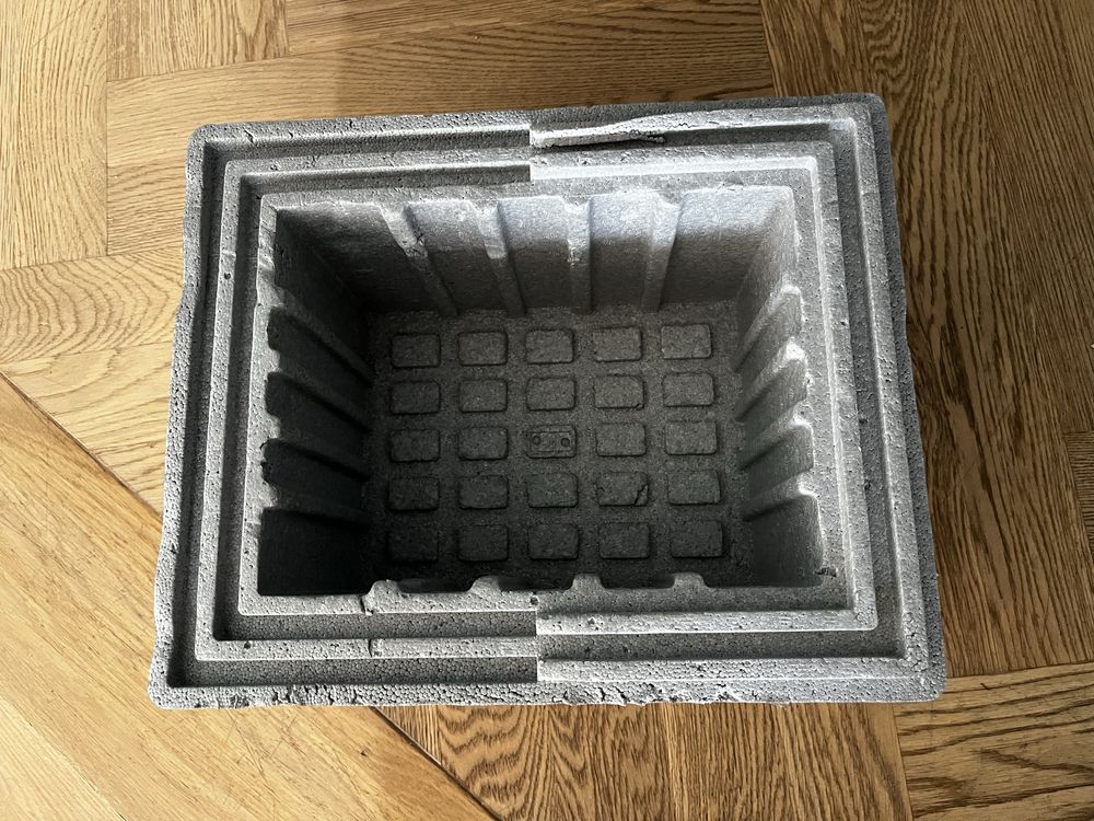 Pudełko z szarego styropianu 26.5x32x25