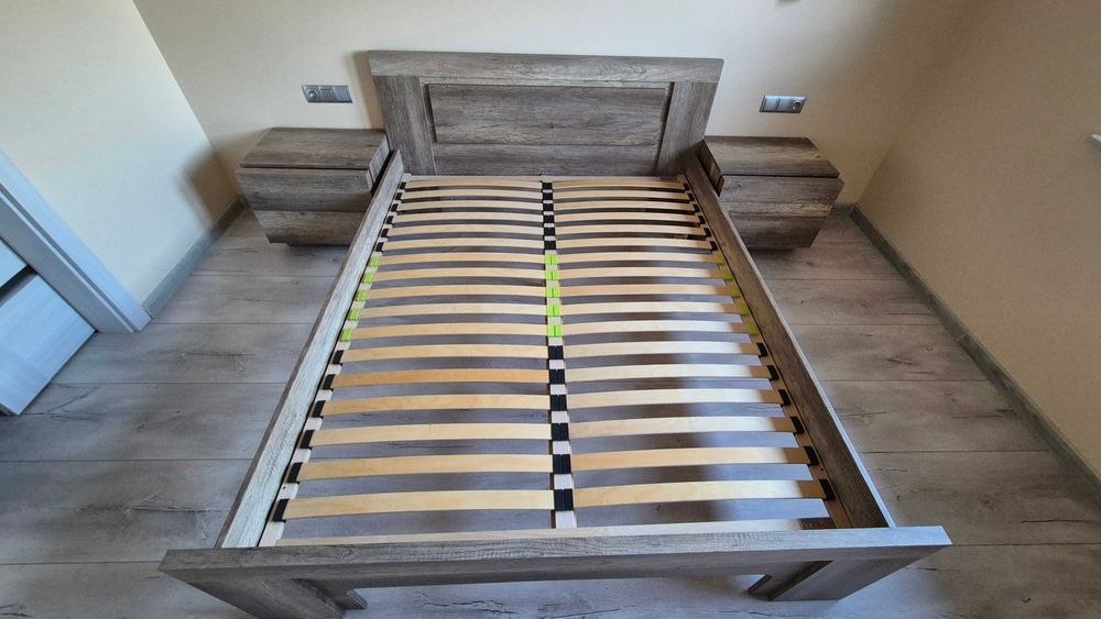 Łóżko z 2 szafkami nocnymi