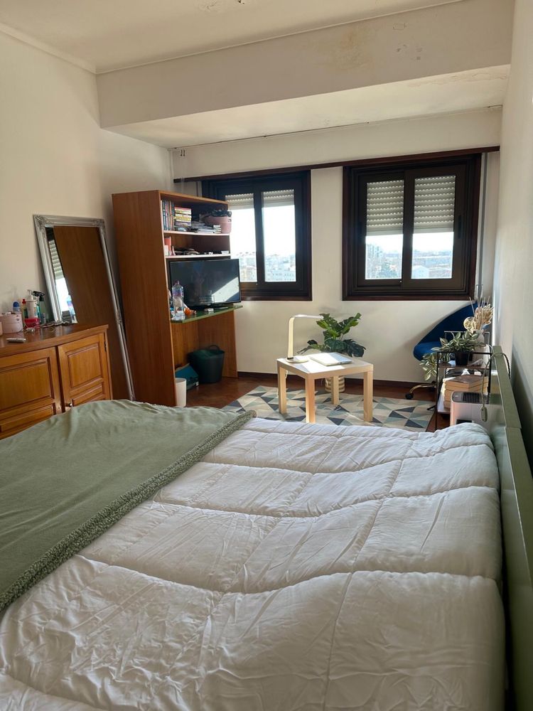 Quarto p/ menina a 5 min a pé da UA