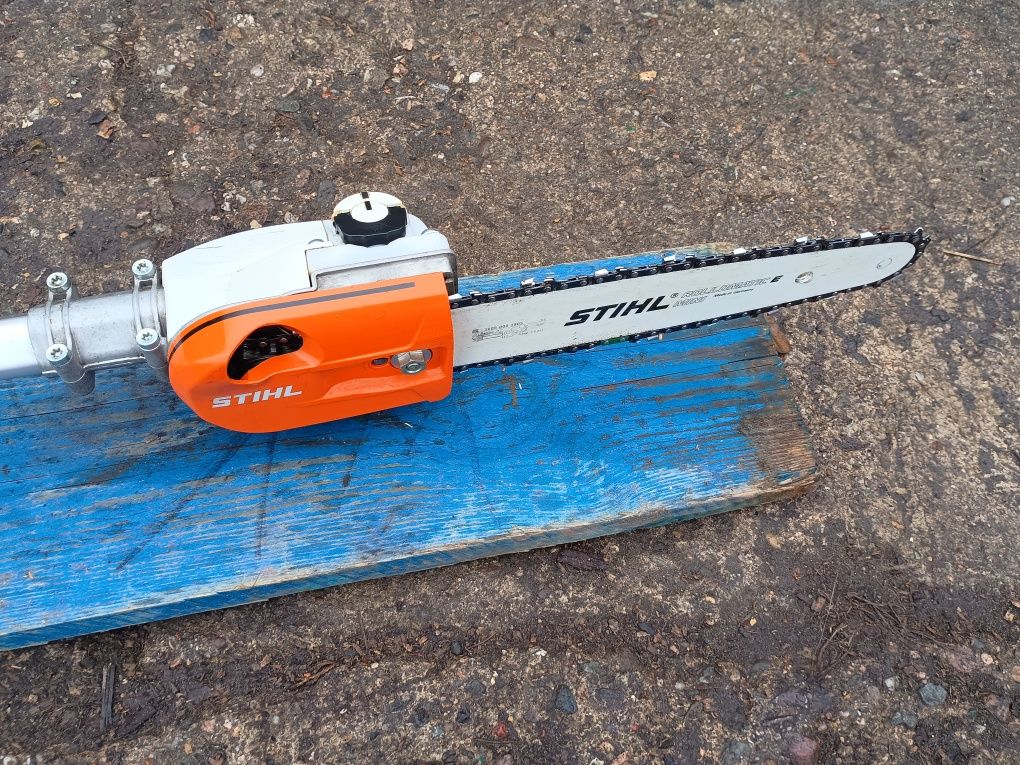 Stihl ht 135 na wysięgniku. Podkrzesywarka