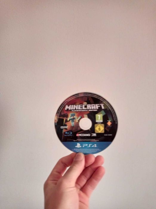 PS4 slim + 6 GIER + 2 pady