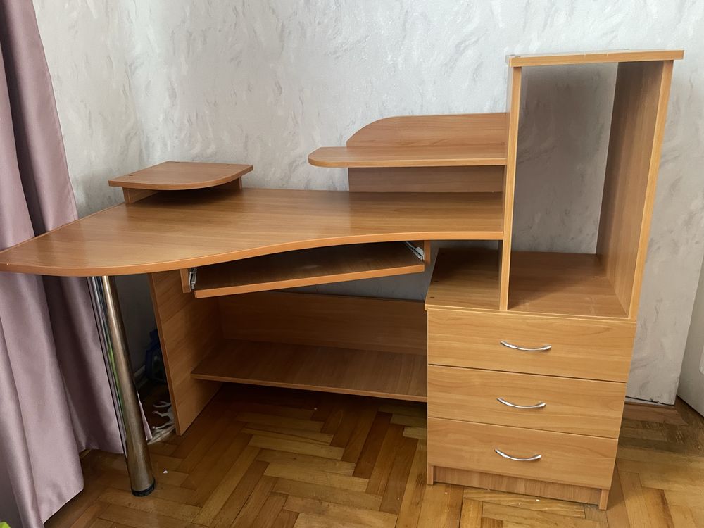 Компʼютерний стіл